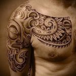 Tattoo armure sur sa poitrine - un exemple du tatouage fini 16052016 1