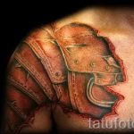 Tattoo armure sur sa poitrine - un exemple du tatouage fini 16052016 2