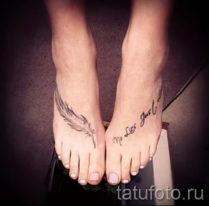 Фото тату: на одной стопе изображено перо, на другой - надпись 'No Lies Just Love'. Минималистичный стиль.
