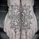 Фото тату: сложная и симметричная татуировка мандалы, покрывающая обе стопы. Детализированный рисунок в стиле дотворк.