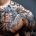 Фото тату с изображением спартанского воина в шлеме и с щитом, выполненного в черно-серых тонах с добавлением звезд и надписи.