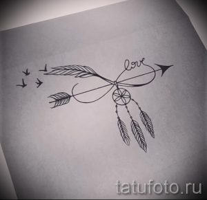 Фото тату: Эскиз татуировки, изображающий стрелу, пронзающую ловец снов, с летящими птицами и надписью 'love'.