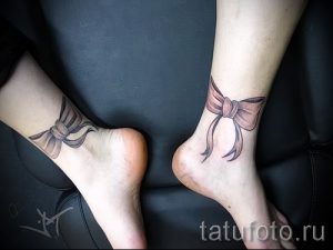 Фото тату: парные татуировки с изображением бантиков на лодыжках. Нежные и изящные рисунки татуировок, выполненные в реалистичном стиле, символизируют связь и близость.