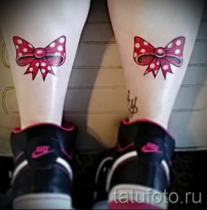 Фото парных тату на лодыжках: два красных бантика в горошек, выполнены в ярком и игривом стиле.
