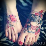 Фото тату: милый котенок с розовыми цветами сакуры на стопе. Яркий и привлекательный рисунок татуировки.