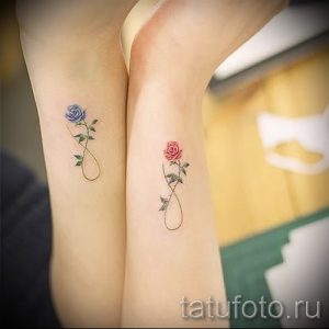 Фото тату: две розы (красная и синяя) в форме символа бесконечности на запястьях. Изящный рисунок татуировки для влюбленных.