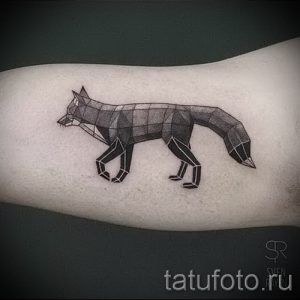 Фото тату лисы в стиле геометрии на руке. Чёрно-белый рисунок с тонкими линиями, создающими эффект объемной фигуры.