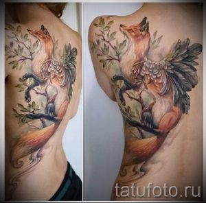 Фото тату лисы на спине в реалистичном стиле с элементами акварели и листьями. Красивый рисунок татуировки для девушек.