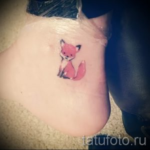Фото миниатюрной татуировки лисы на лодыжке, выполненной в простом и лаконичном стиле.