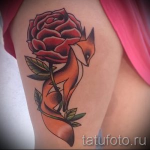 Фото тату: лиса, обвивающая стебель розы. Традиционный стиль татуировки с яркими цветами и четкими контурами.