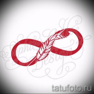 Фото тату в виде символа бесконечности, выполненного в красном цвете с изображением пера внутри. Лаконичный и стильный дизайн.