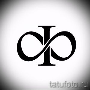 Фото тату: черная монограмма из двух букв, вписанная в знак бесконечности. Изящный и стильный рисунок для пар.