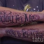 Фото парных тату надписей на предплечьях. Детализированные рисунки в готическом стиле с элементами декора.