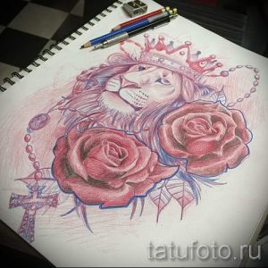 Красочный эскиз татуировки с изображением льва в короне, окруженного розами и другими декоративными элементами, выполненный в технике цветного карандаша.