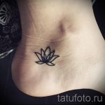 Фото тату: маленький, контурный лотос на лодыжке. Простой и элегантный дизайн, выполненный в черном цвете.