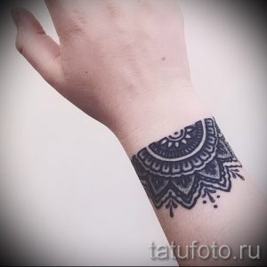 Фото тату мандалы на запястье. Черно-белый рисунок с лаконичным дизайном и тонкими линиями. Идеальный выбор для любителей минимализма.