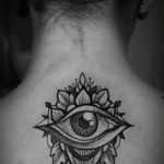oeil de tatouage dans le triangle pour une fille - une photo du tatouage fini 13052016 1