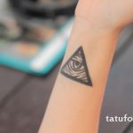 oeil de tatouage dans le triangle sur l'avant-bras - une photo du tatouage fini sur 13052016 2
