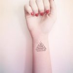 oeil de tatouage dans le triangle sur le poignet - une photo du tatouage fini 13052016 1