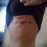 pouls avec un tatouage de coeur - un exemple du tatouage fini 1