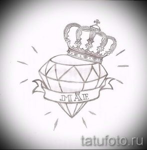 Черно-белый эскиз татуировки с короной над бриллиантом, окруженным лучами света. Идея для тату на плечо или спину.