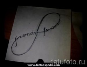 Простой эскиз татуировки в виде символа бесконечности с надписью 'friends forever'. Черно-белый рисунок, идеально подходящий для парных тату.