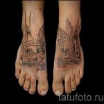 Фото тату ласточек на стопах, выполненное в черно-белом стиле. Рисунок детализирован, с прорисовкой перьев и крыльев. Эскиз татуировки выглядит элегантно и символично.