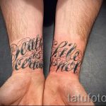 Фото тату: две надписи "Death is certain" и "Life is brief" выполнены каллиграфическим шрифтом на запястьях мужчины.