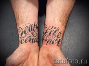 Фото тату: две надписи "Death is certain" и "Life is brief" выполнены каллиграфическим шрифтом на запястьях мужчины.
