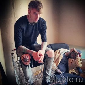 tattoo on his knee for a guy 2