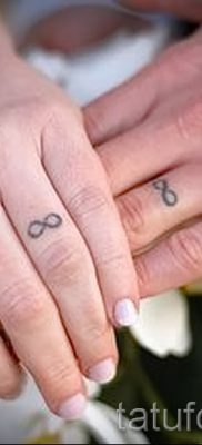 valeur infini tatouage sur son doigt — un exemple du tatouage fini dans la photo 1