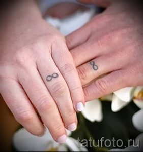 Фото тату бесконечности на пальцах пары, выполненные в черном цвете. Минималистичный дизайн, символизирующий вечную любовь и связь.
