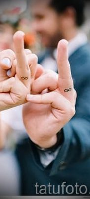 valeur infini tatouage sur son doigt — un exemple du tatouage fini dans la photo 2