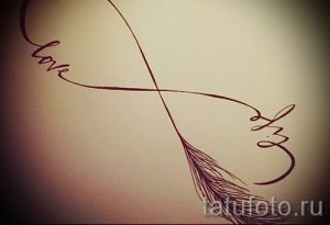 Фото тату бесконечности с надписью 'love' и 'life' выполненной тонкими линиями, на светлом фоне. Идеальный эскиз тату для пары.
