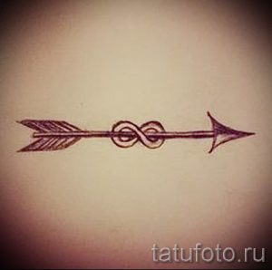 Фото тату: Эскиз татуировки, изображающий стрелу, в центре которой находится символ бесконечности. Рисунок выполнен в графическом стиле.