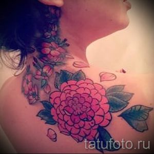Фото тату: Цветная татуировка пионов, переходящая с шеи на спину. Яркие розовые цветы и зеленые листья создают эффектный и запоминающийся образ.