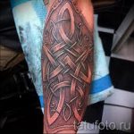 Фото тату на руке: сложный кельтский узор, выполненный в коричневых тонах с использованием различных текстур и узоров.