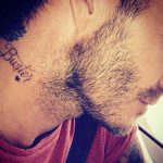 Тату Дэвида Бэкхема - надпись на шее Buster - татуировка сделана в честь сына - фото