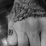 Тату Дэвида Бэкхема - фото татуировки на мизинце правой руки с цифрой 99 - тату в честь удачного 99-го года