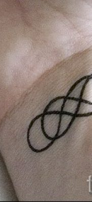 двойная бесконечность тату значение — пример готовой татуировки на фото 1