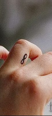 значение тату бесконечность на пальце — пример готовой татуировки на фото 3