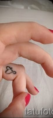 значение тату бесконечность на пальце — пример готовой татуировки на фото 4