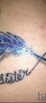 значение тату бесконечность с пером — пример готовой татуировки на фото 4