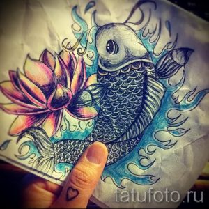 Фото тату: эскиз татуировки с изображением цветка лотоса и карпа кои, выполненный цветными карандашами на бумаге.
