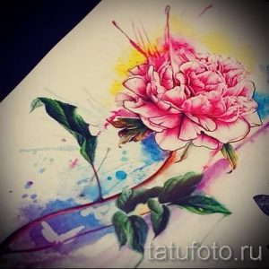 Фото тату: акварельная татуировка пиона с брызгами краски. Нежные розовые оттенки, размытые контуры, эффект легкости.