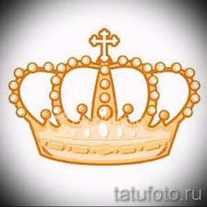 Эскиз татуировки с изображением золотой короны, украшенной драгоценными камнями. Идеально подходит для женского тела.