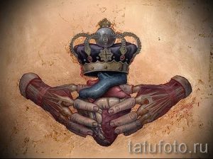 Эскиз татуировки: сердце, удерживаемое руками, с короной над ним. Символизирует любовь, защиту и власть.