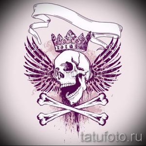 Эскиз татуировки с изображением черепа в короне, с крыльями и перекрещенными костями. Мрачный и символичный рисунок.