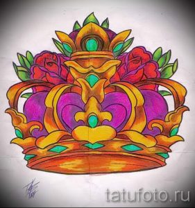 Фото татуировки: красочная корона, украшенная розами. Выполнена в традиционном стиле, с использованием ярких цветов и четких контуров.
