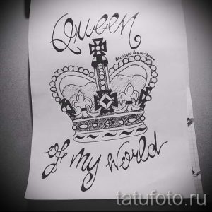 Фото татуировки: стилизованная корона с надписью "Queen of my world". Оригинальный и вдохновляющий эскиз для уверенных в себе девушек.